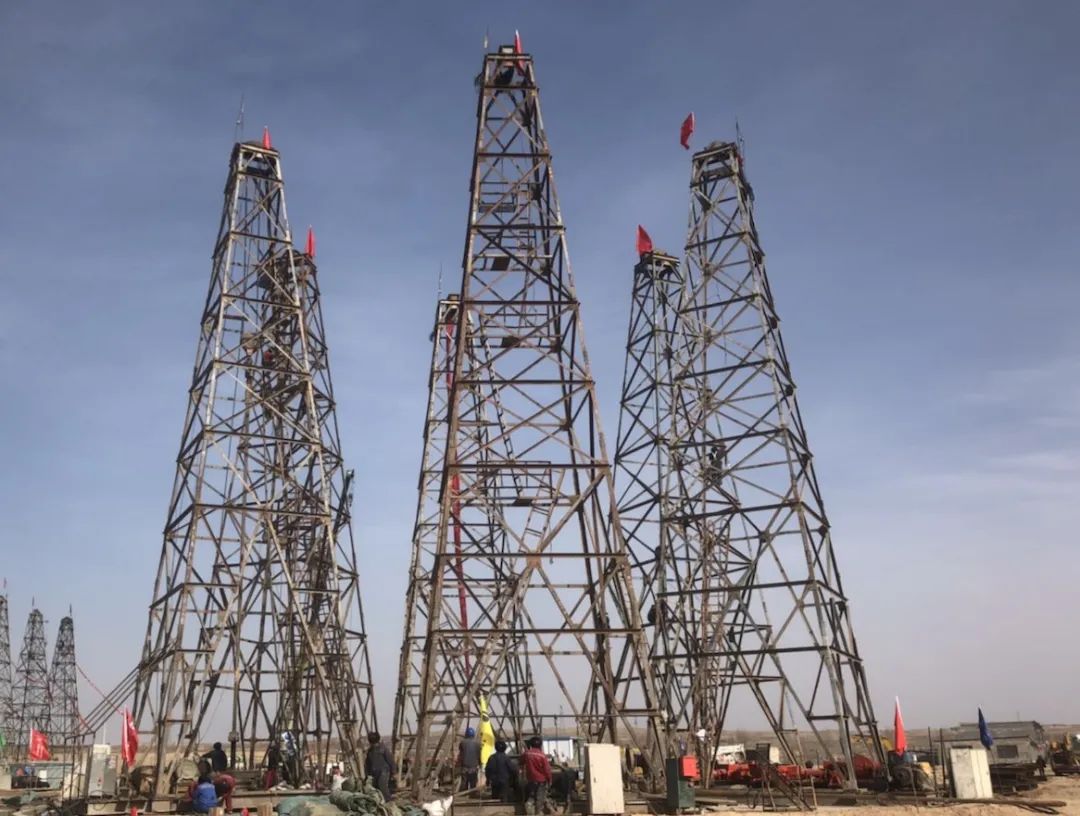 第三工程处 基层动态 特凿工区海则滩煤矿副立井钻孔工程顺利完成钻塔